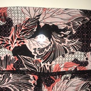 Floral print wunder under lulu lemon leggings 🍋